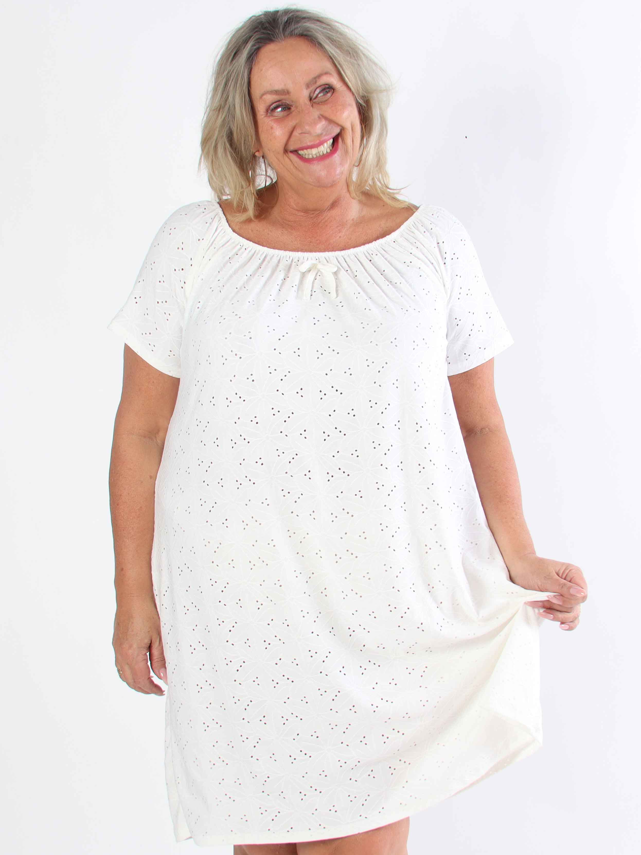 Aliz - Söt mjuk plus size-klänning med broderie anglaise
